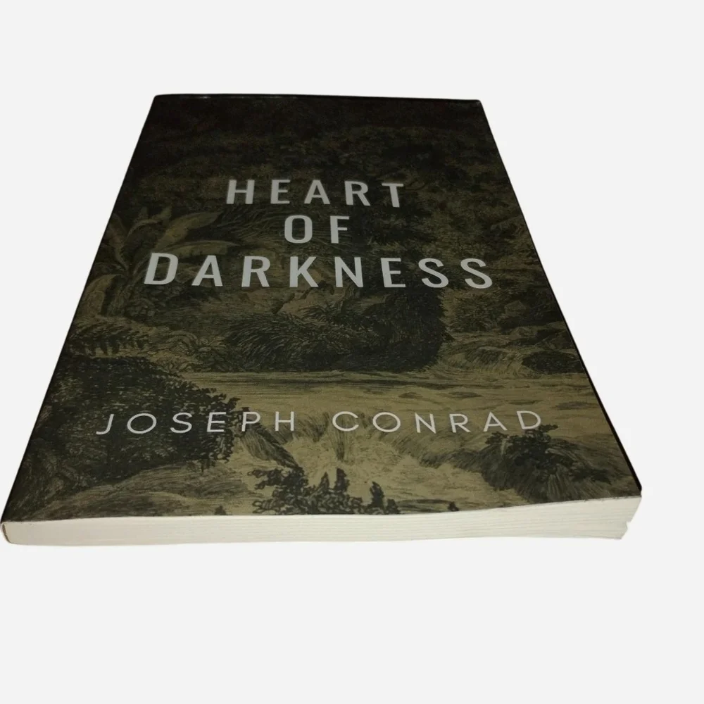 Heart of Darkness (Joseph Conrad) Classic Novella, Modern Cover Art, Paperback,